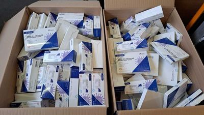 deux boîtes remplies de paquets blancs et bleus posées sur une table