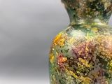 un vase décoré de nombreuses couleurs différentes