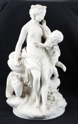 une statue blanche représentant une femme tenant un enfant dans ses bras