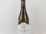 une bouteille de vin posée sur une table
