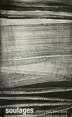 photographie en noir et blanc d'une pile de livres posée sur une table