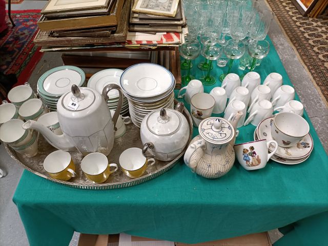 Partie de service à café en porcelaine et trois pièces de forme e