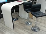 deux tabourets noirs et blancs devant un comptoir blanc