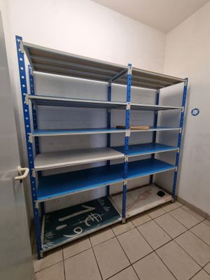 une étagère bleue dans un coin de la pièce