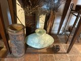 deux vases posés par terre l'un à côté de l'autre