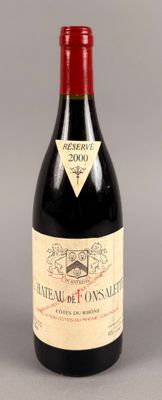 une bouteille de vin posée sur une table