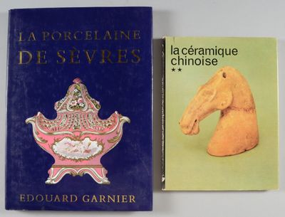 deux livres posés sur une table, sur lesquels trône une tête de cheval