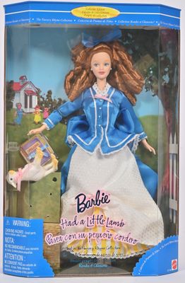 La poupée qui se trouve dans la boîte porte une robe bleue et une jupe blanche.