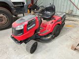 une tondeuse à gazon rouge garée dans un garage