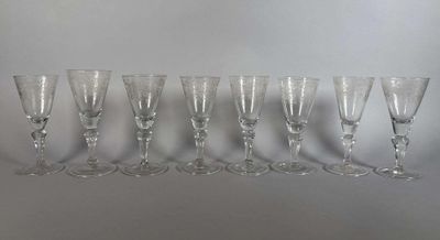 sept verres à vin alignés sur une étagère