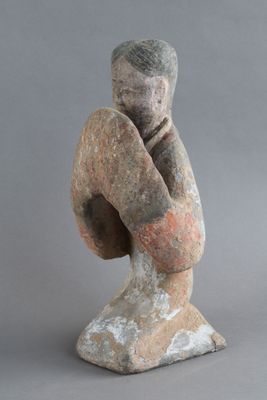 l'image d'une statue d'un homme assis sur un rocher