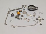 beaucoup d'objets en argent qui se trouvent sur la table