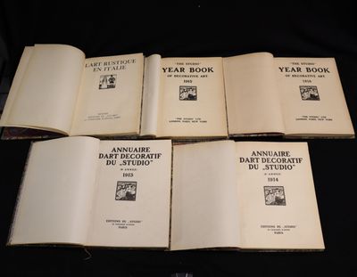 Six livres sont alignés sur une table devant un fond noir.