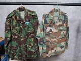 deux vestes militaires suspendues à un porte-manteau dans une pièce