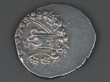 une vieille pièce d'argent ornée d'une couronne, posée sur une table
