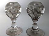 deux vases en verre posés l'un à côté de l'autre sur une table