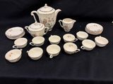 une image représentant une table sur laquelle sont disposés de nombreux types de tasses et de soucoupes