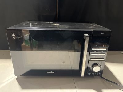 un micro-ondes posé sur un comptoir