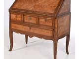 une image représentant un petit bureau en bois muni de tiroirs