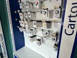 une vitrine présentant des appareils électroniques accrochée au mur d'un magasin