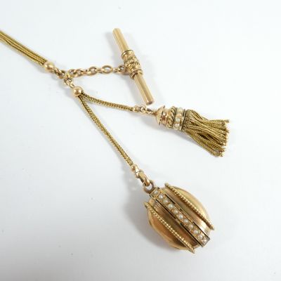 une photo d'une paire de boucles d'oreilles ornées de pompons