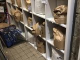 de nombreux sacs de nourriture posés sur les rayons du magasin