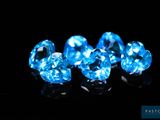 un ensemble de diamants bleus sur un fond noir