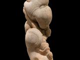 statue d'une femme tenant un bébé dans ses bras