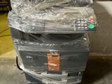 une pile de téléviseurs emballés dans du plastique et empilés les uns sur les autres