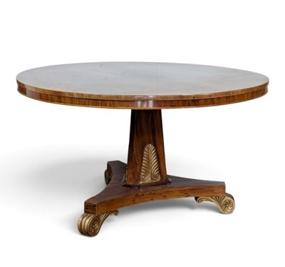 une table à manger ronde avec un plateau en marbre et des pieds en bois