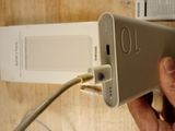 une personne qui tient un téléphone portable à la main