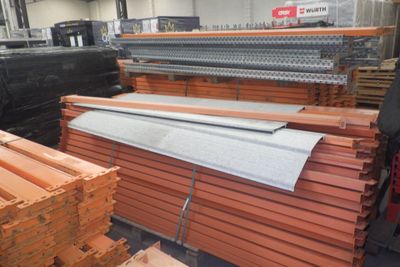 un gros tas de planches de bois dans un entrepôt