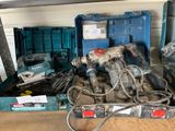 de nombreux outils qui dorment dans une boîte