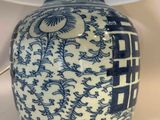 une lampe bleue et blanche munie d'un abat-jour blanc