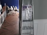 une photo d'une pièce avec une échelle au milieu