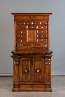 une vieille commode en bois avec des tiroirs et d'autres tiroirs par-dessus