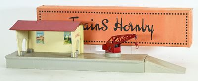 une petite maquette de gare avec un panneau dessus
