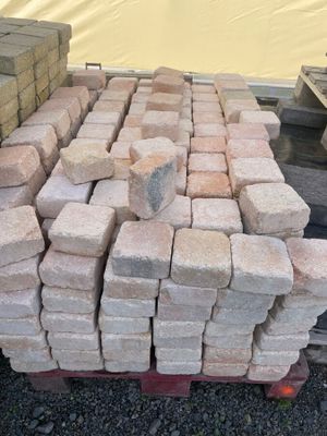 une pile de briques posée sur une palette