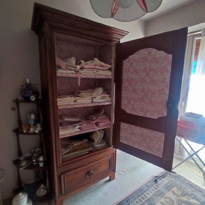 une armoire sur laquelle sont posés beaucoup de vêtements