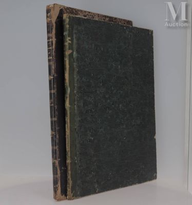 un vieux livre posé sur une étagère blanche près d'une fenêtre