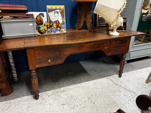 Bureau plat en noyer de style Louis-Philippe ouvrant à quatre tir...