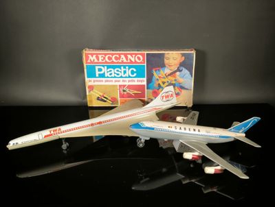 un petit avion en jouet posé sur une table, à côté d'une boîte de jouets en plastique
