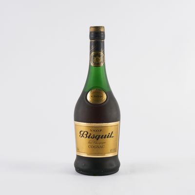 une bouteille de brandy sur fond blanc