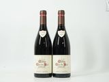 deux bouteilles de vin rouge posées l'une à côté de l'autre sur une table