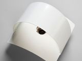 vue de dessus d'un rouleau de papier toilette blanc posé sur une surface grise