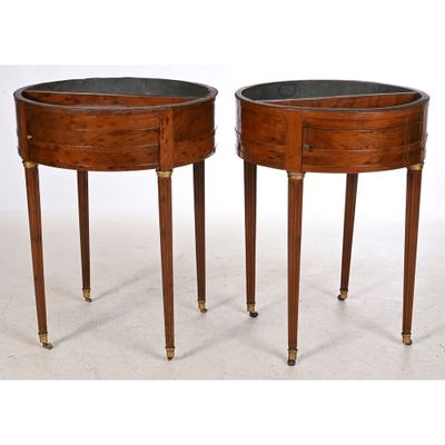 paire de tables d'appoint rondes en acajou avec des plateaux en marbre noir