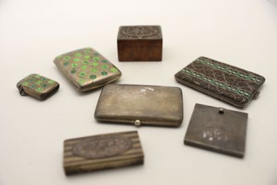 plusieurs morceaux de métal et de bois sont posés sur une surface blanche