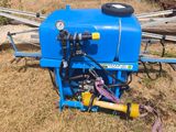 une machine bleue qui est posée dans l'herbe