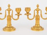 trois bougeoirs dorés sur fond blanc