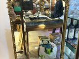 un miroir posé sur une étagère dans une pièce